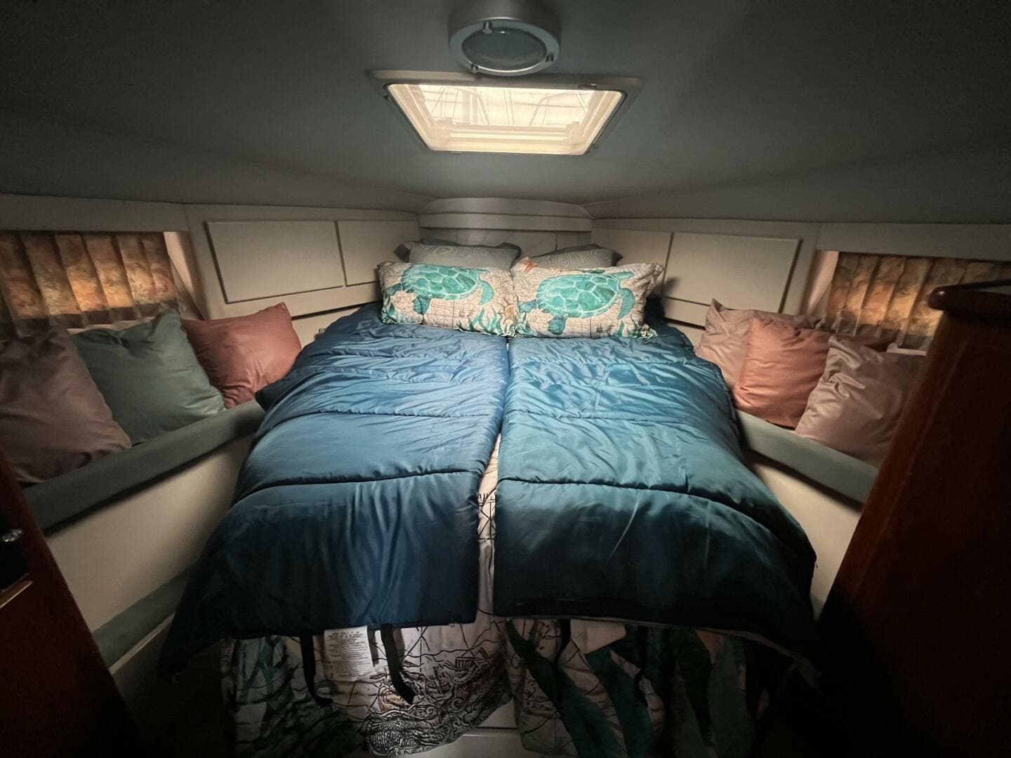 1994 Carver 370 Voyager — photo 11