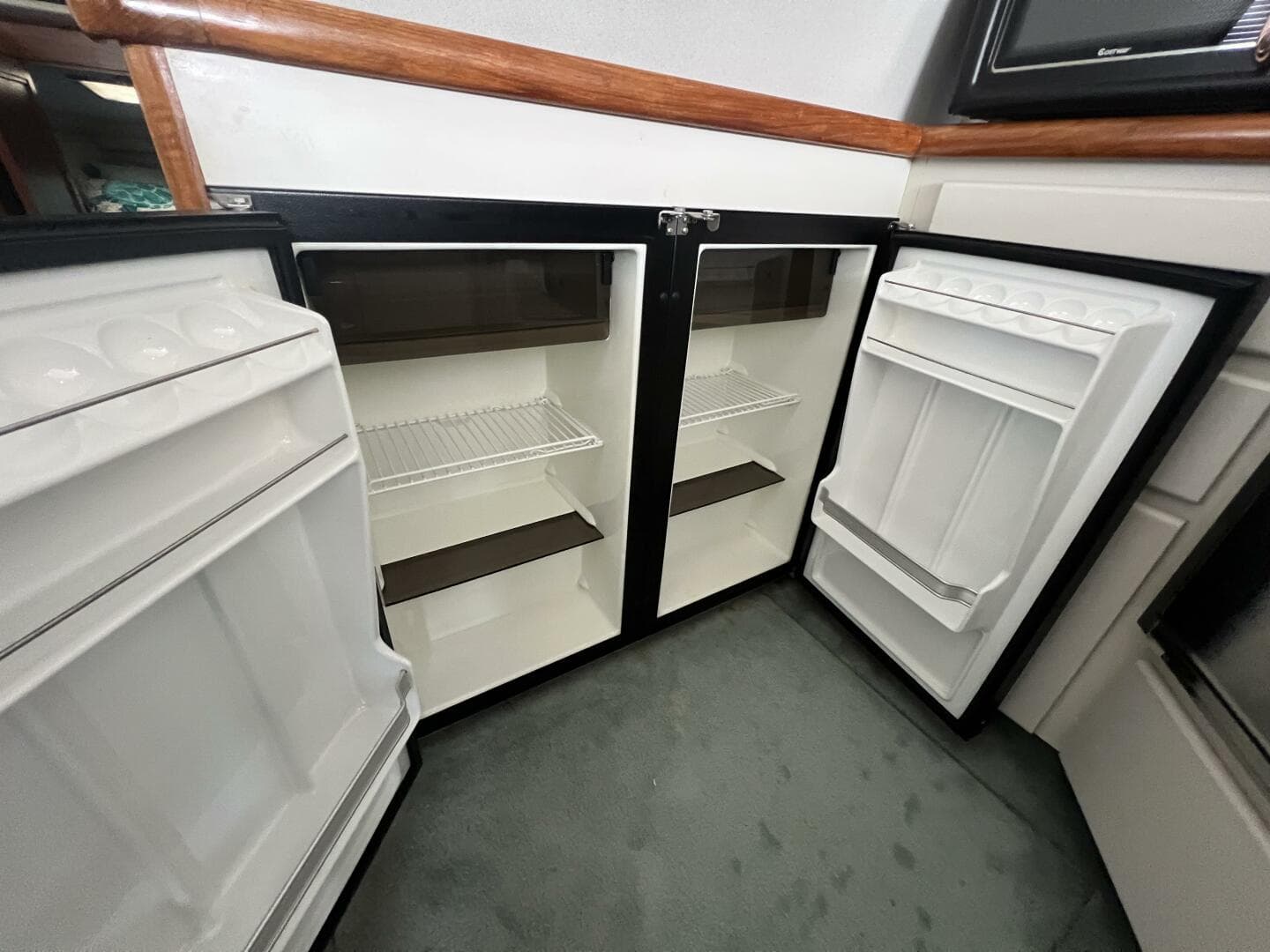 1994 Carver 370 Voyager — photo 13