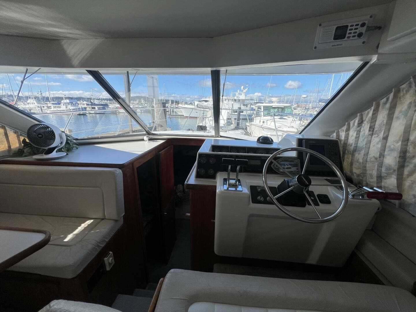 1994 Carver 370 Voyager — photo 6