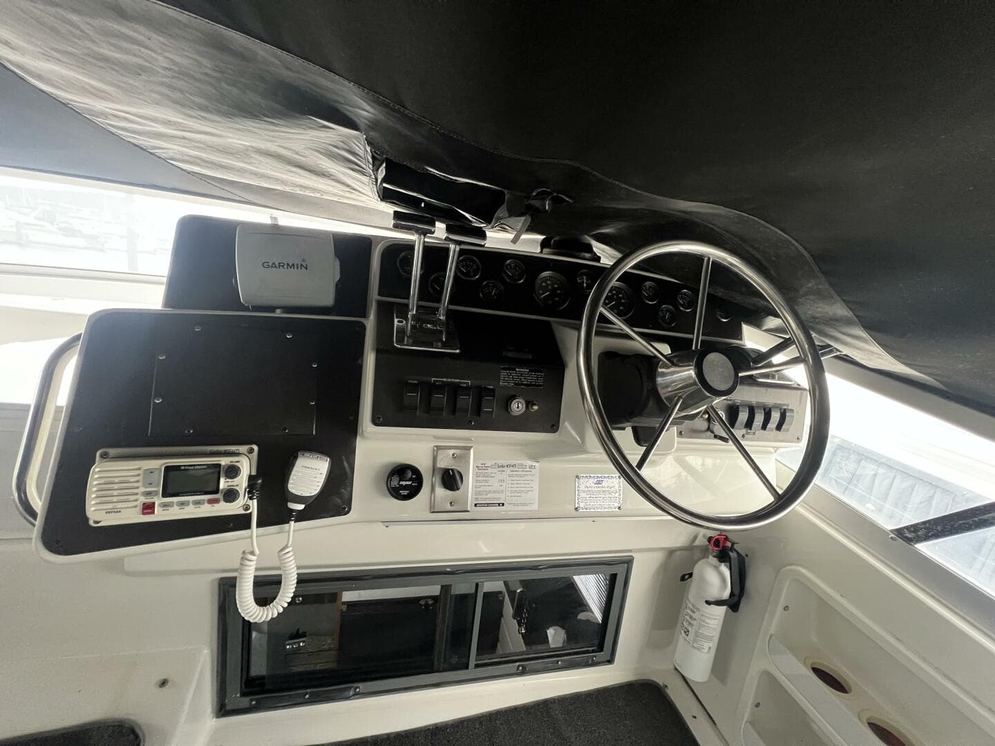 1994 Carver 370 Voyager — photo 18