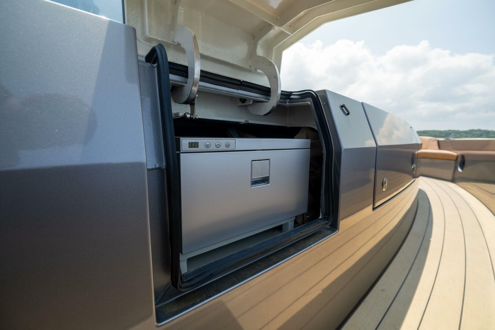 2025 Steeler Bronson 67 Beachclub — photo 13