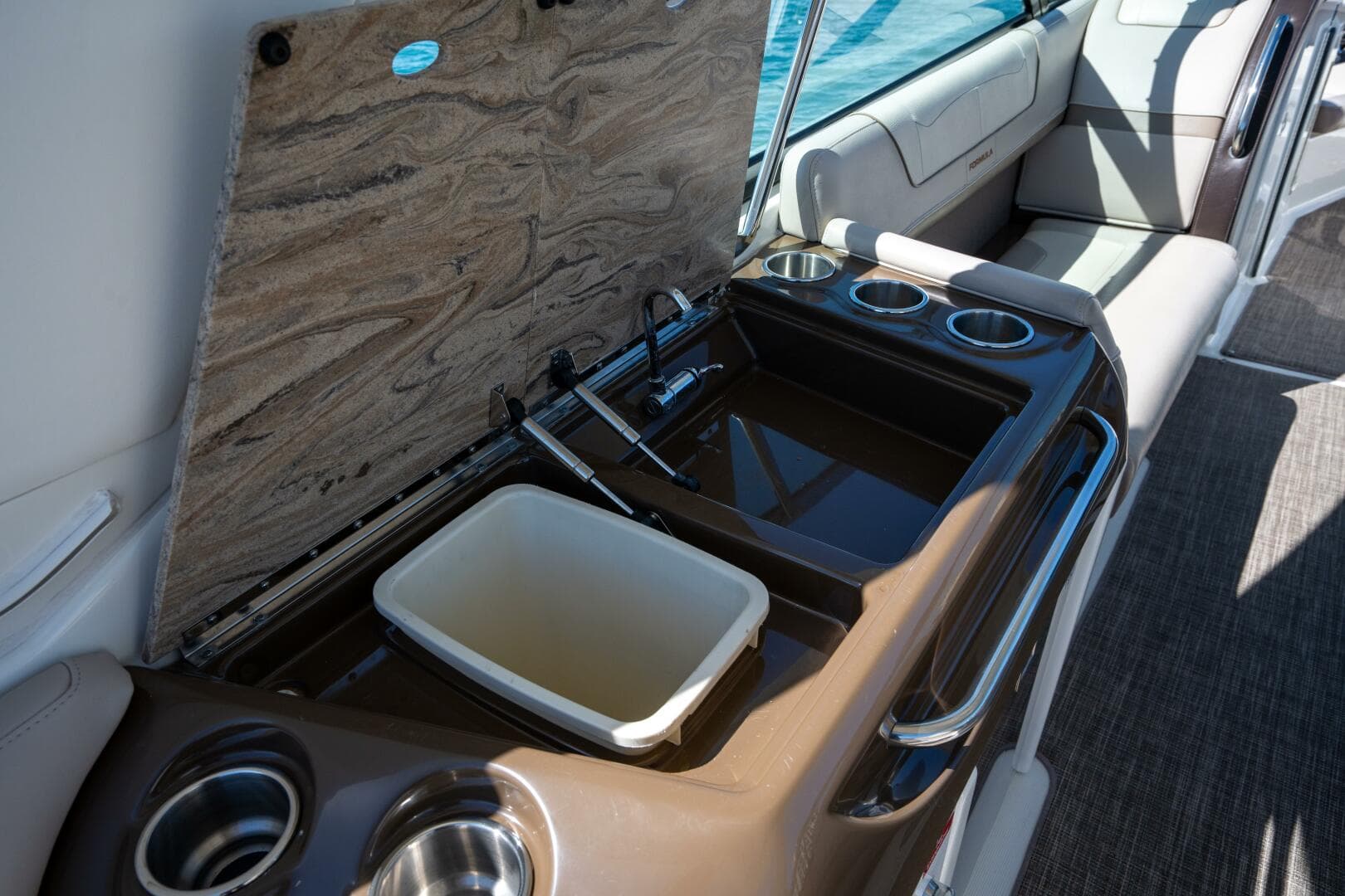 2018 Formula 350 Crossover Bowrider OB — photo 28