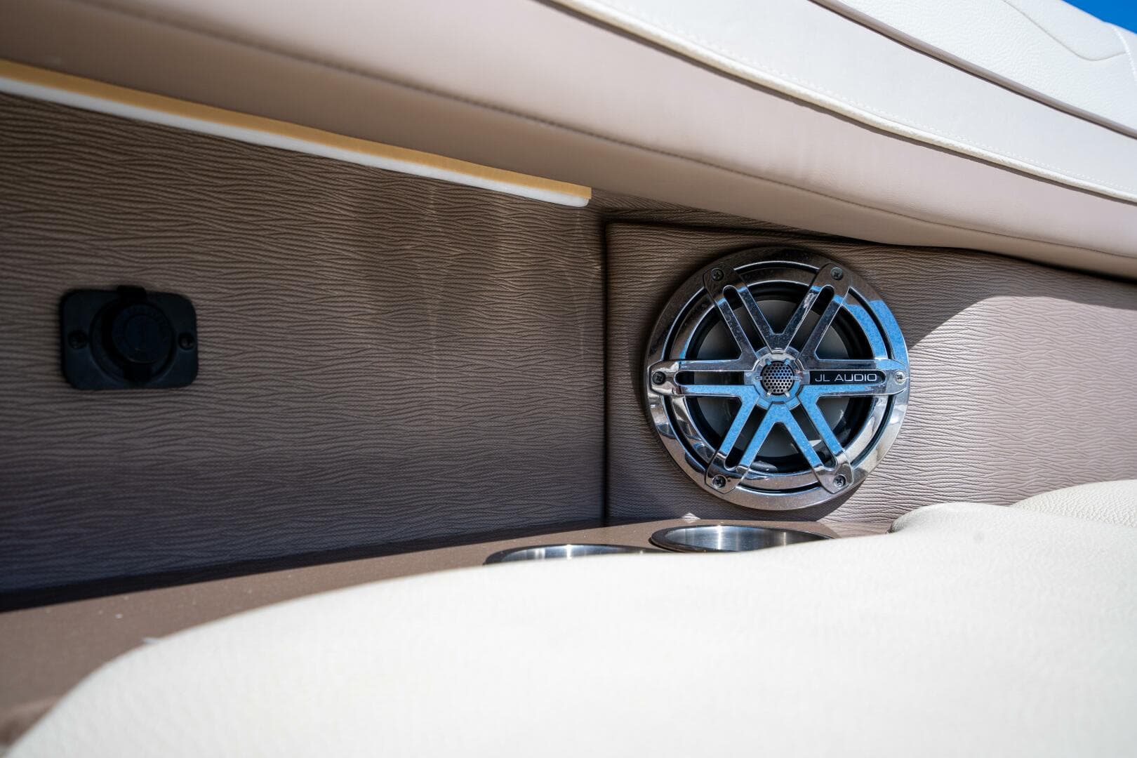 2018 Formula 350 Crossover Bowrider OB — photo 19