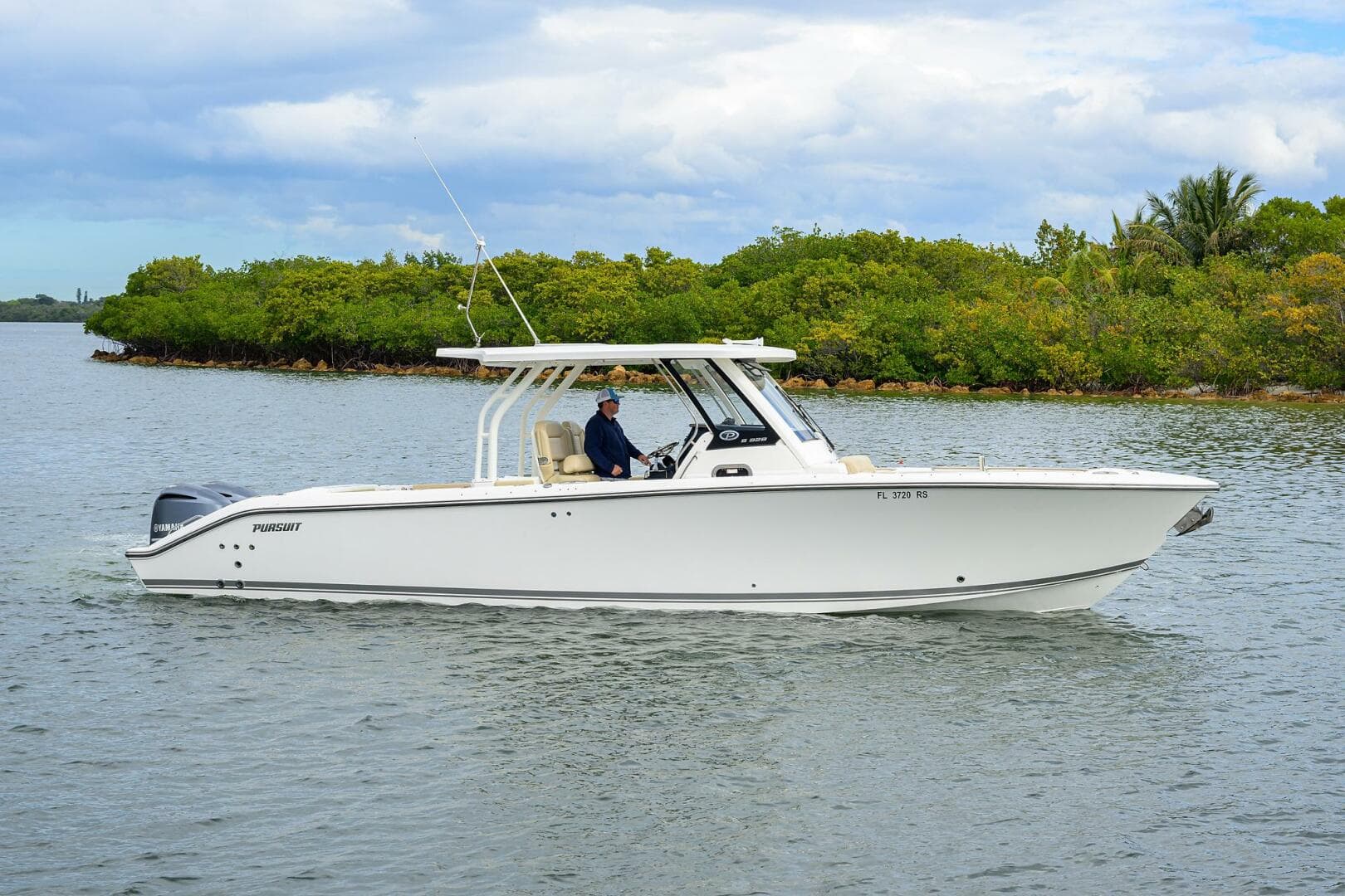 2019 Pursuit S328 — photo 18