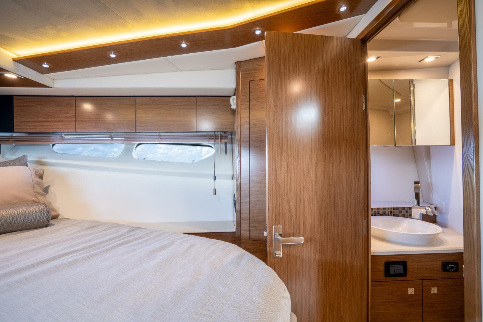 2016 Cruisers Yachts 45 Cantius — photo 23