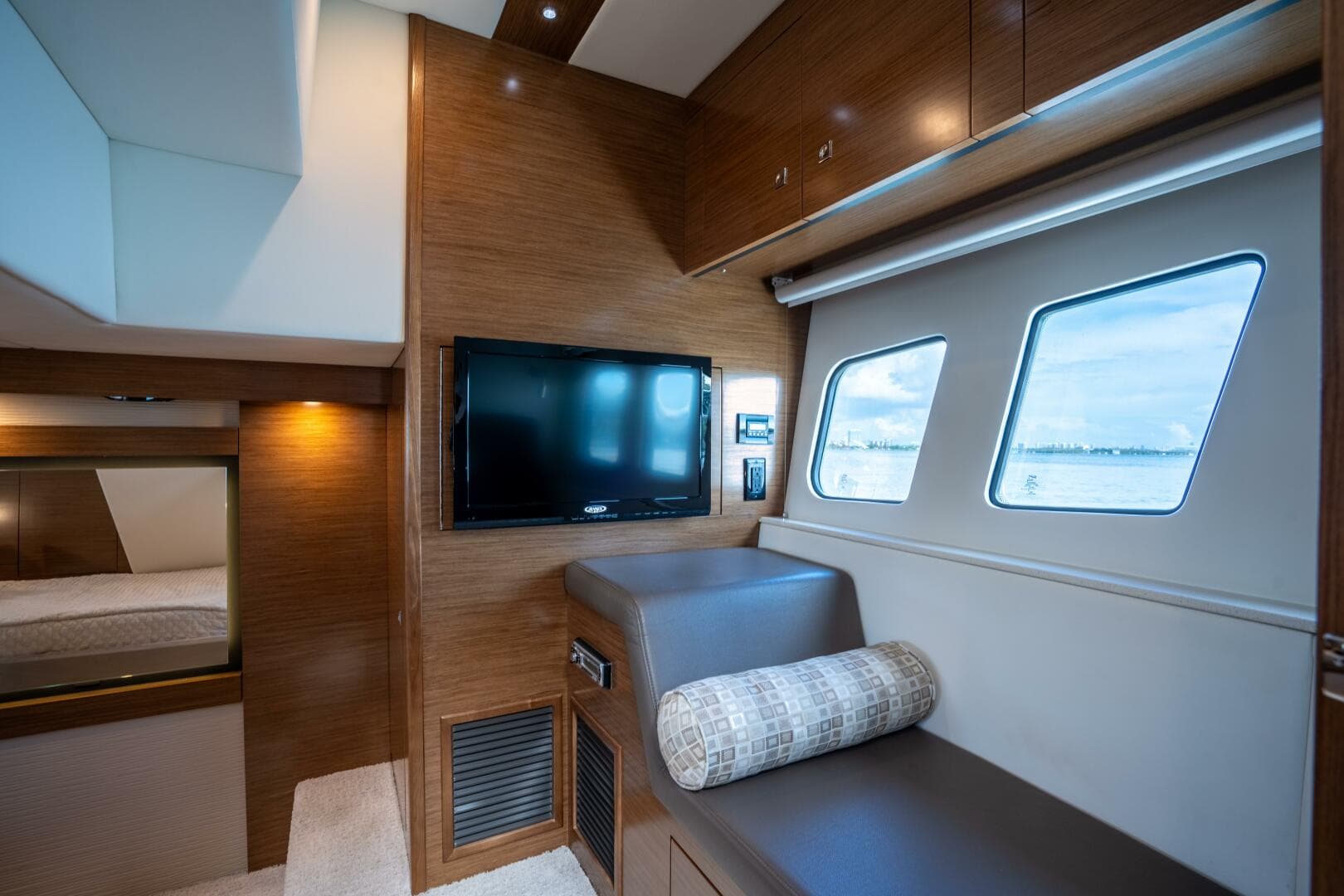 2016 Cruisers Yachts 45 Cantius — photo 21