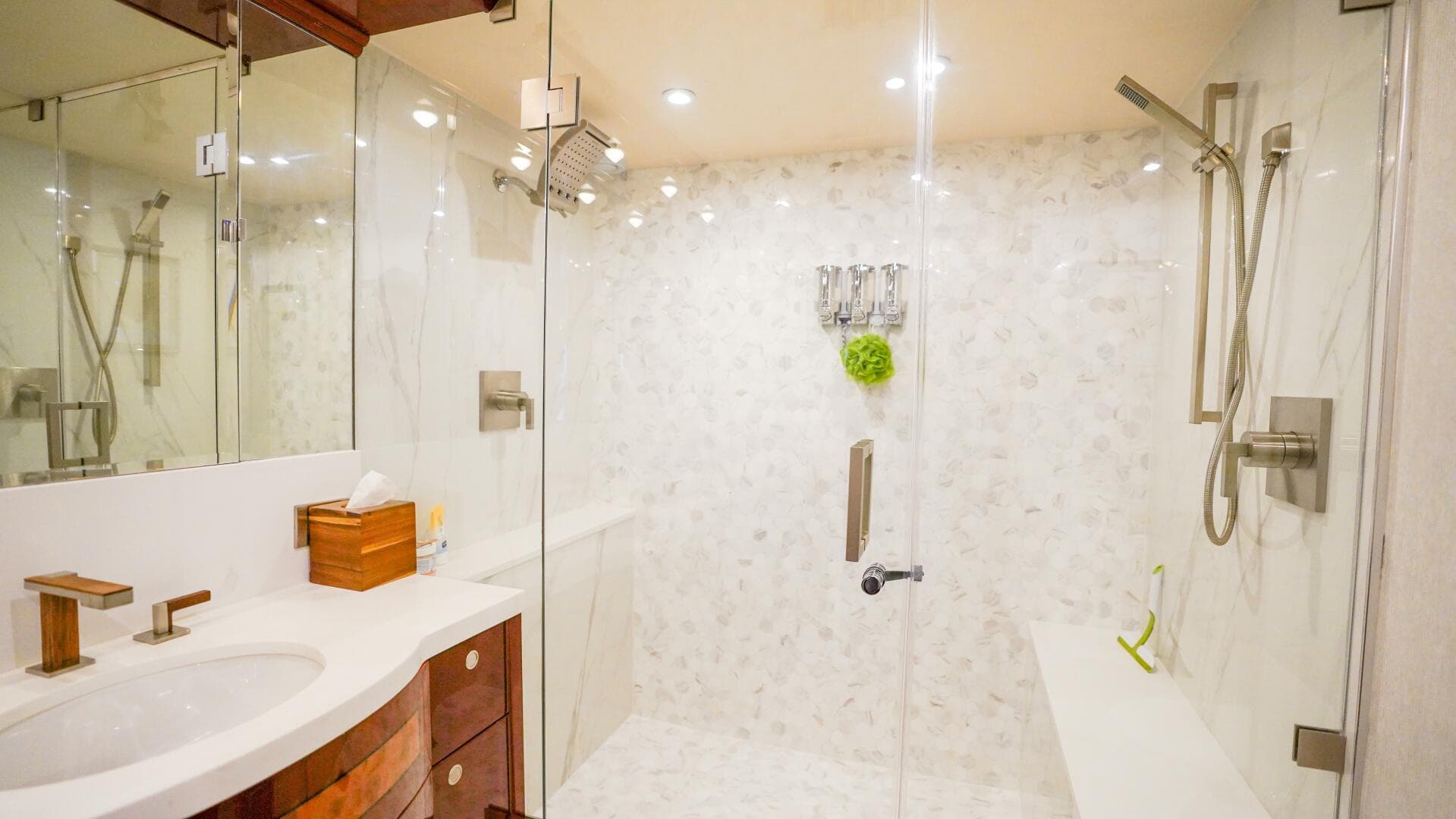 2004 Lazzara Yachts 80 Sl — photo 45