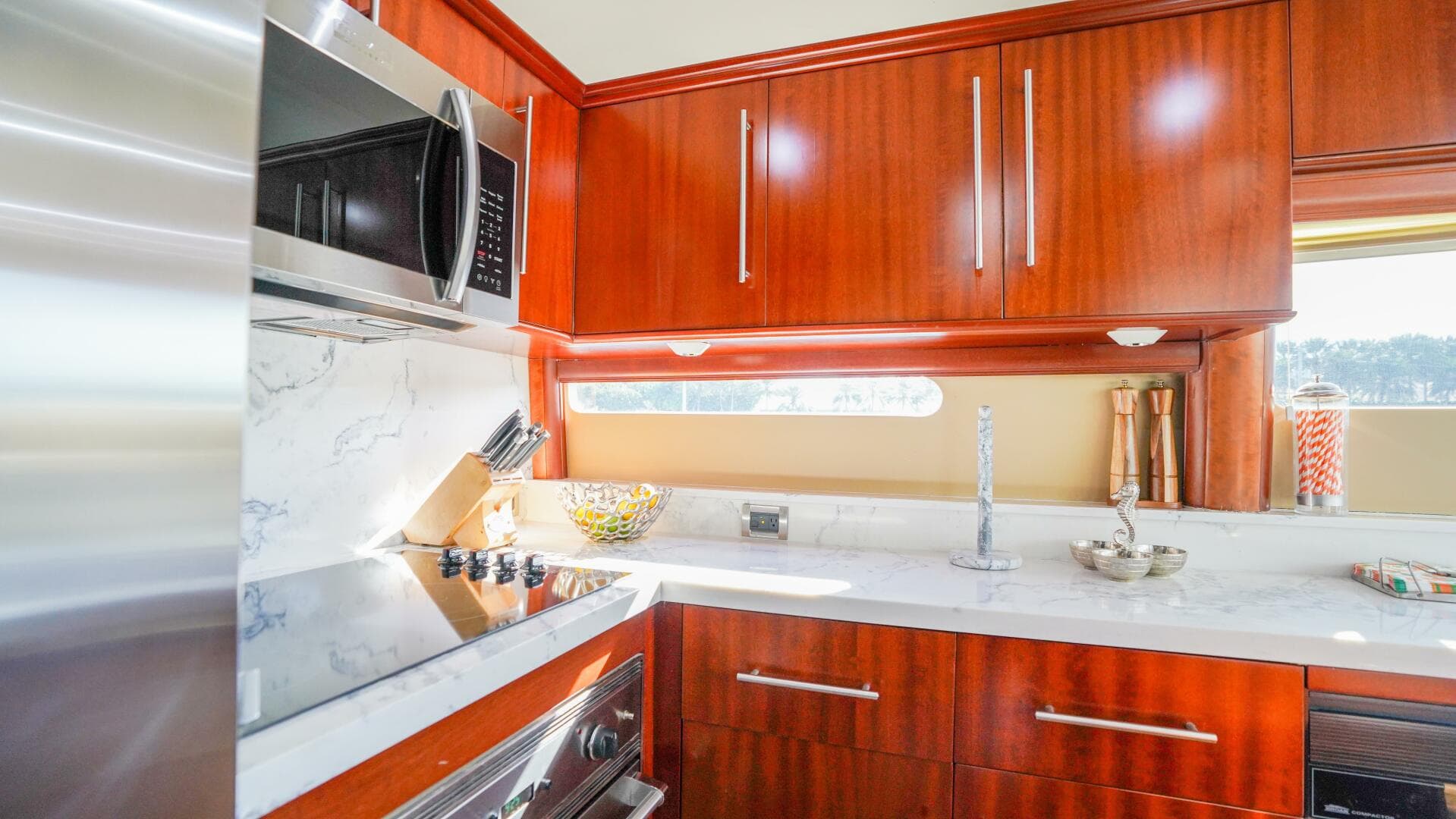 2004 Lazzara Yachts 80 Sl — photo 30