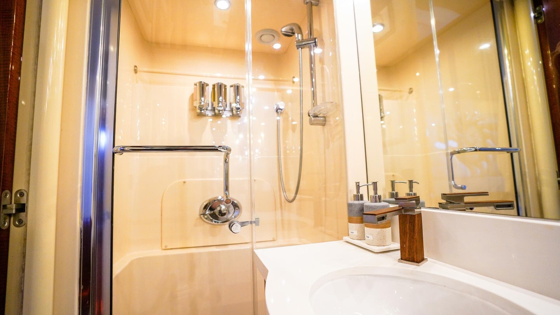 2004 Lazzara Yachts 80 Sl — photo 53