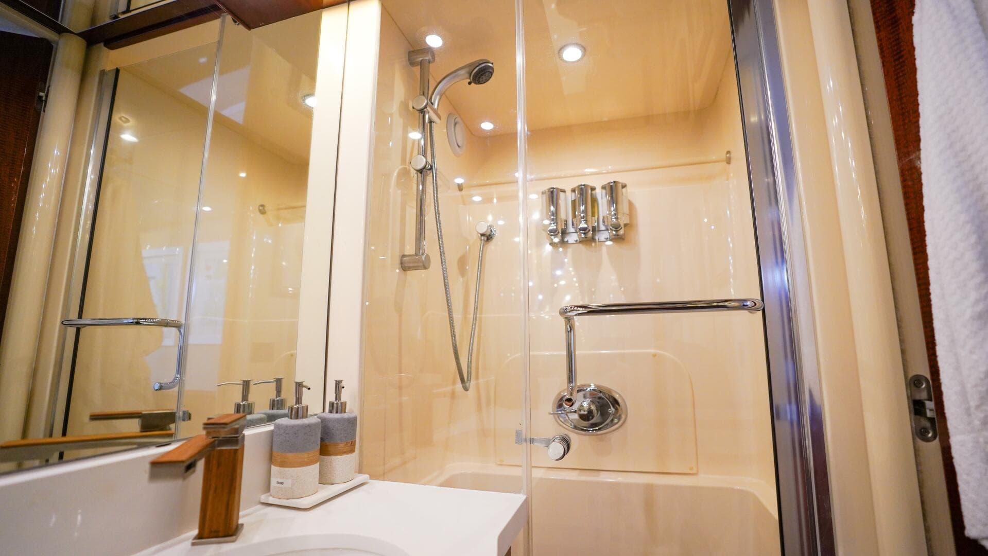 2004 Lazzara Yachts 80 Sl — photo 49