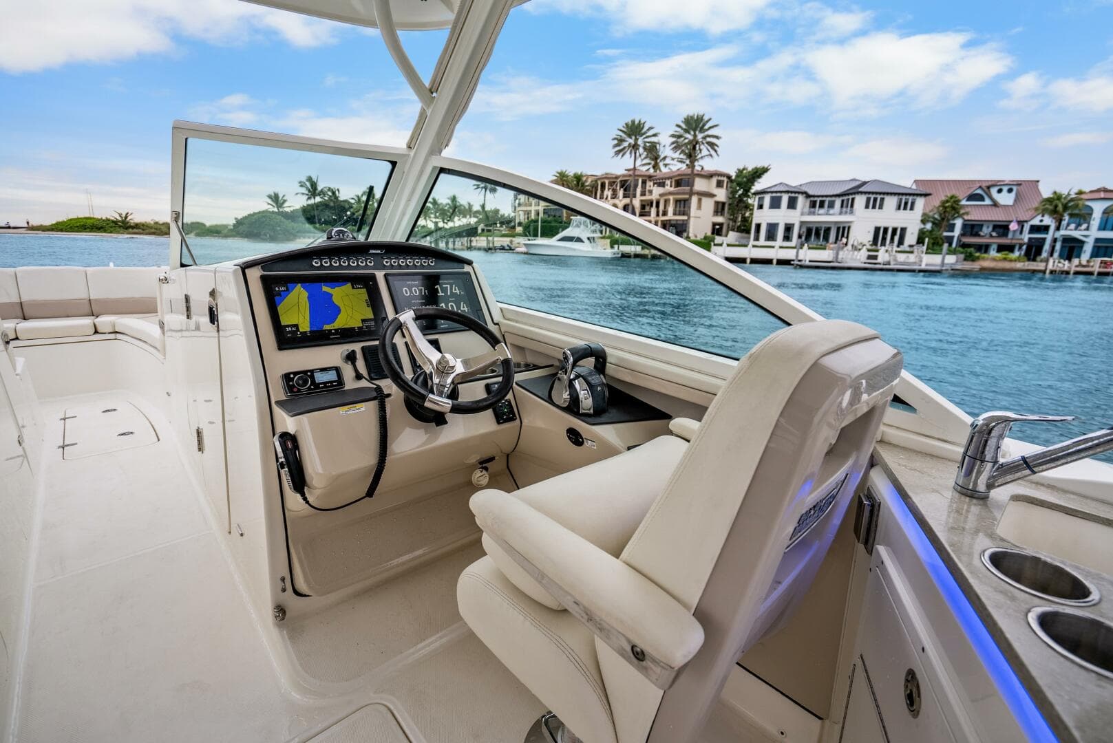 2018 Boston Whaler 320 Vantage — photo 41