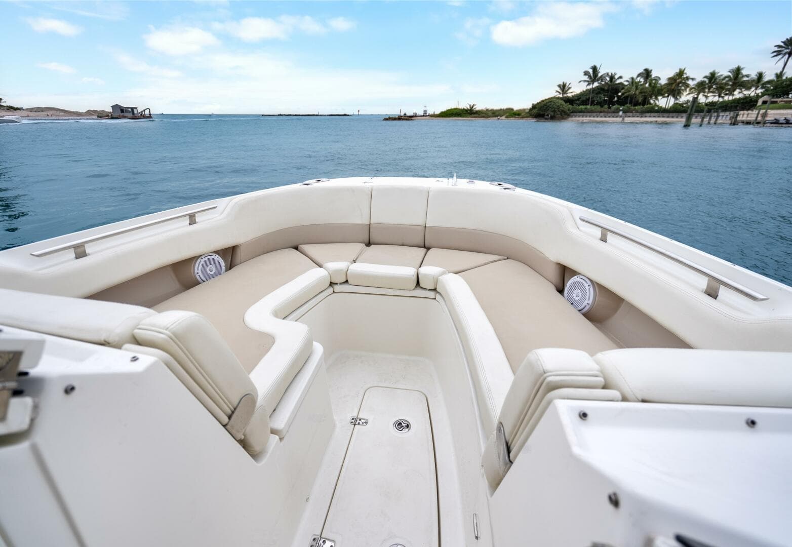 2018 Boston Whaler 320 Vantage — photo 47