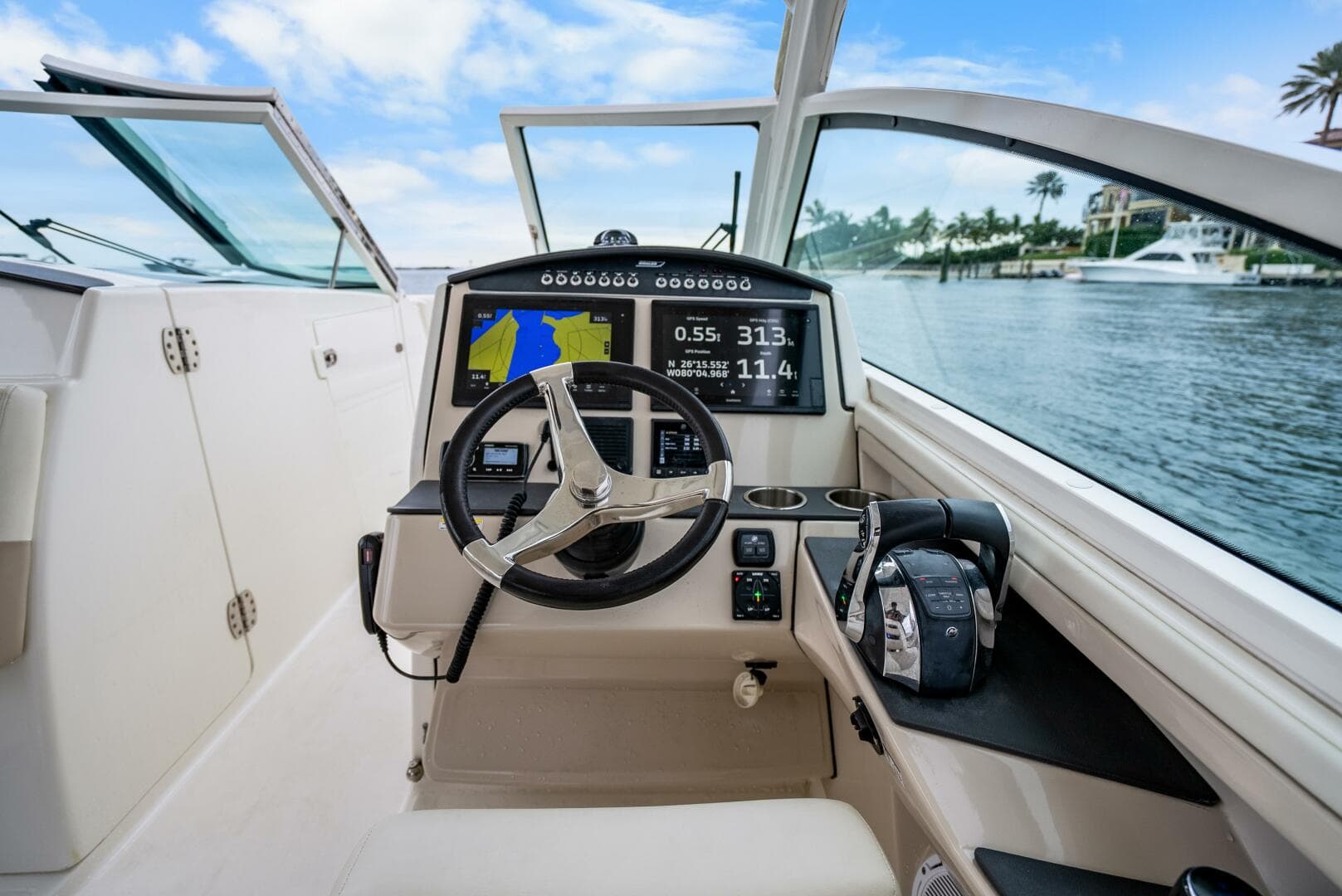 2018 Boston Whaler 320 Vantage — photo 45