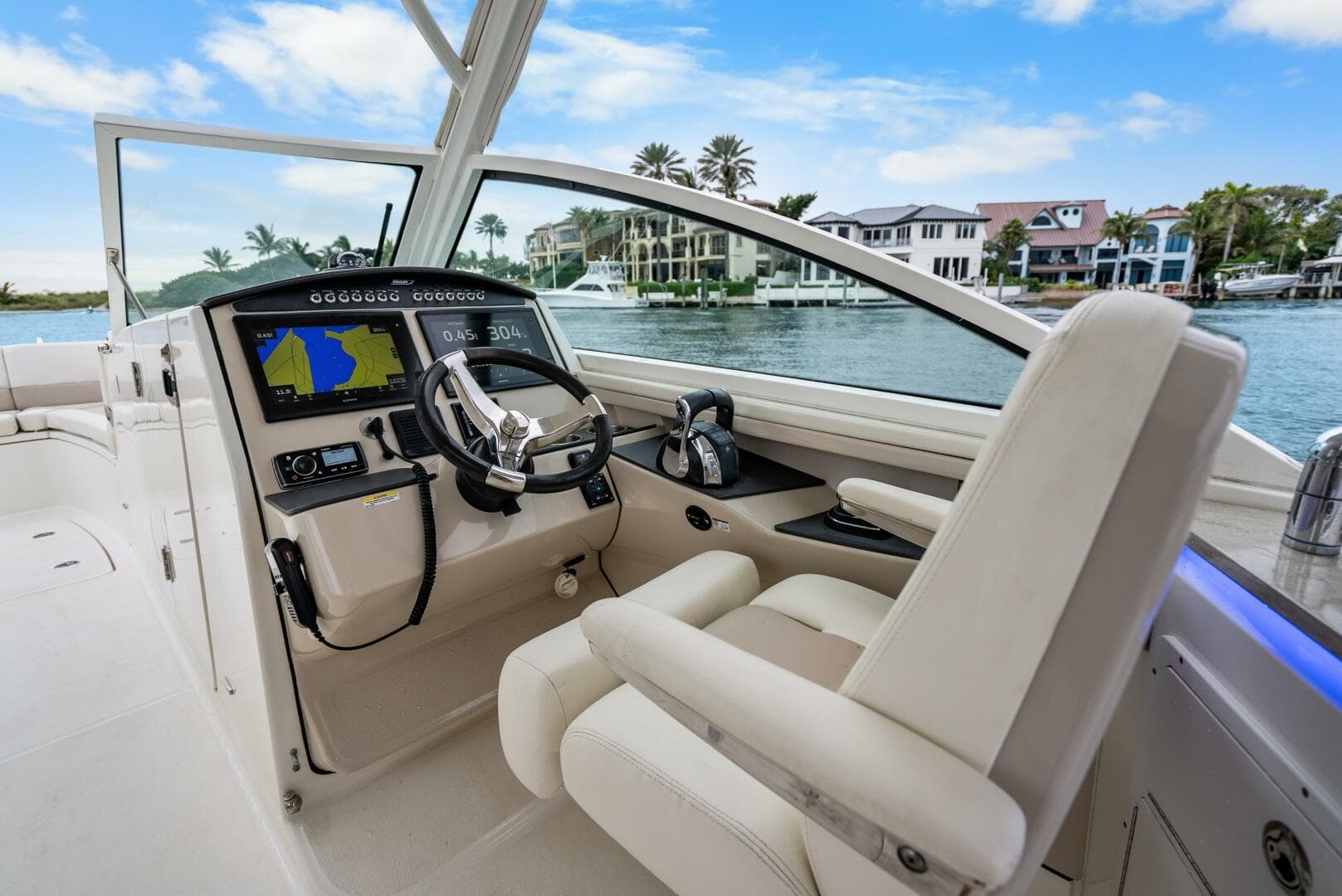 2018 Boston Whaler 320 Vantage — photo 44