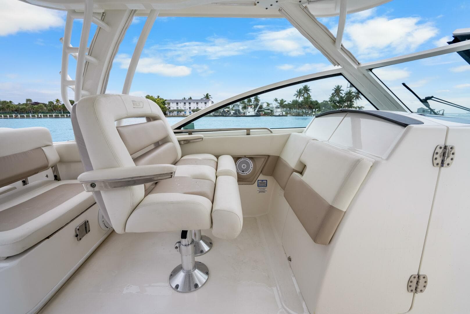 2018 Boston Whaler 320 Vantage — photo 42