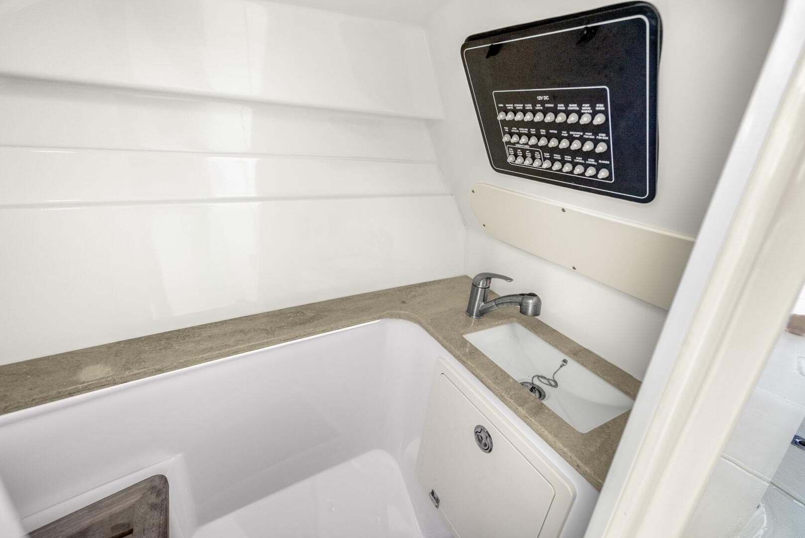 2018 Boston Whaler 320 Vantage — photo 54