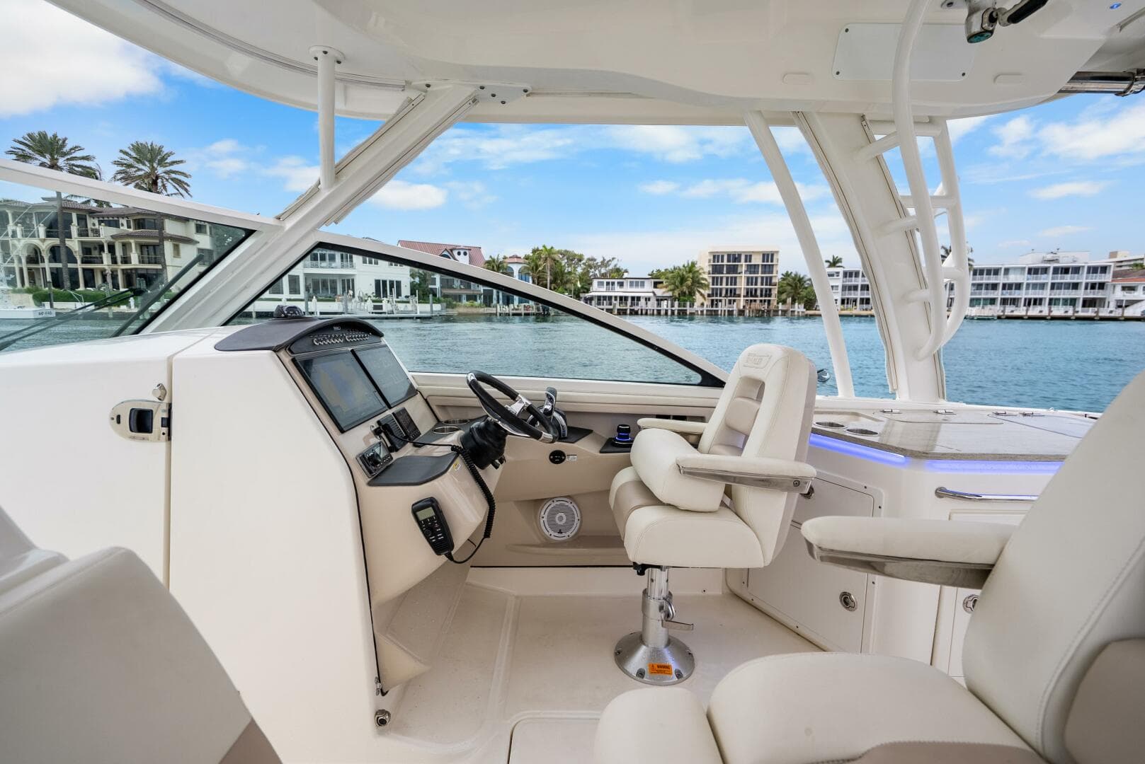 2018 Boston Whaler 320 Vantage — photo 43