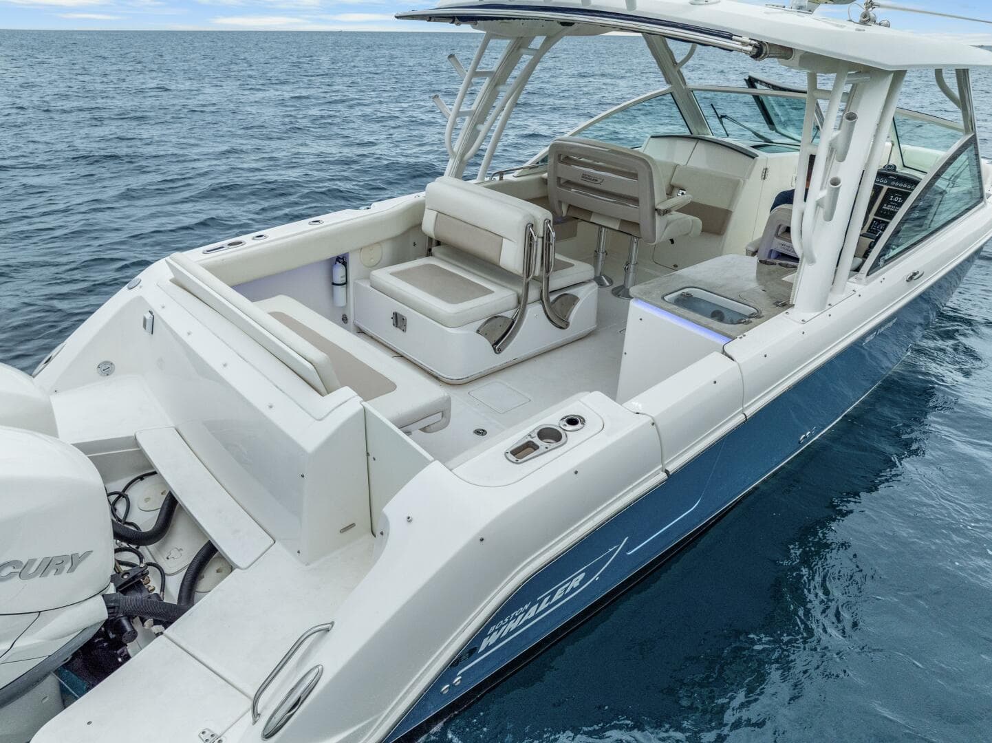 2018 Boston Whaler 320 Vantage — photo 11