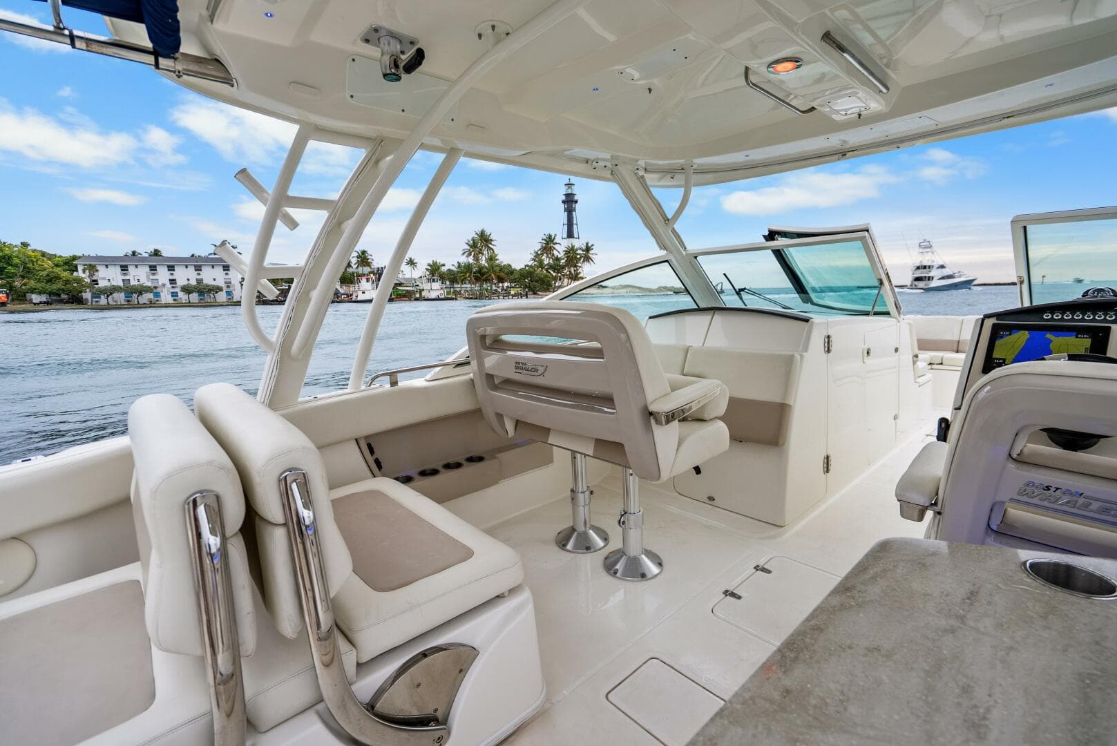 2018 Boston Whaler 320 Vantage — photo 37