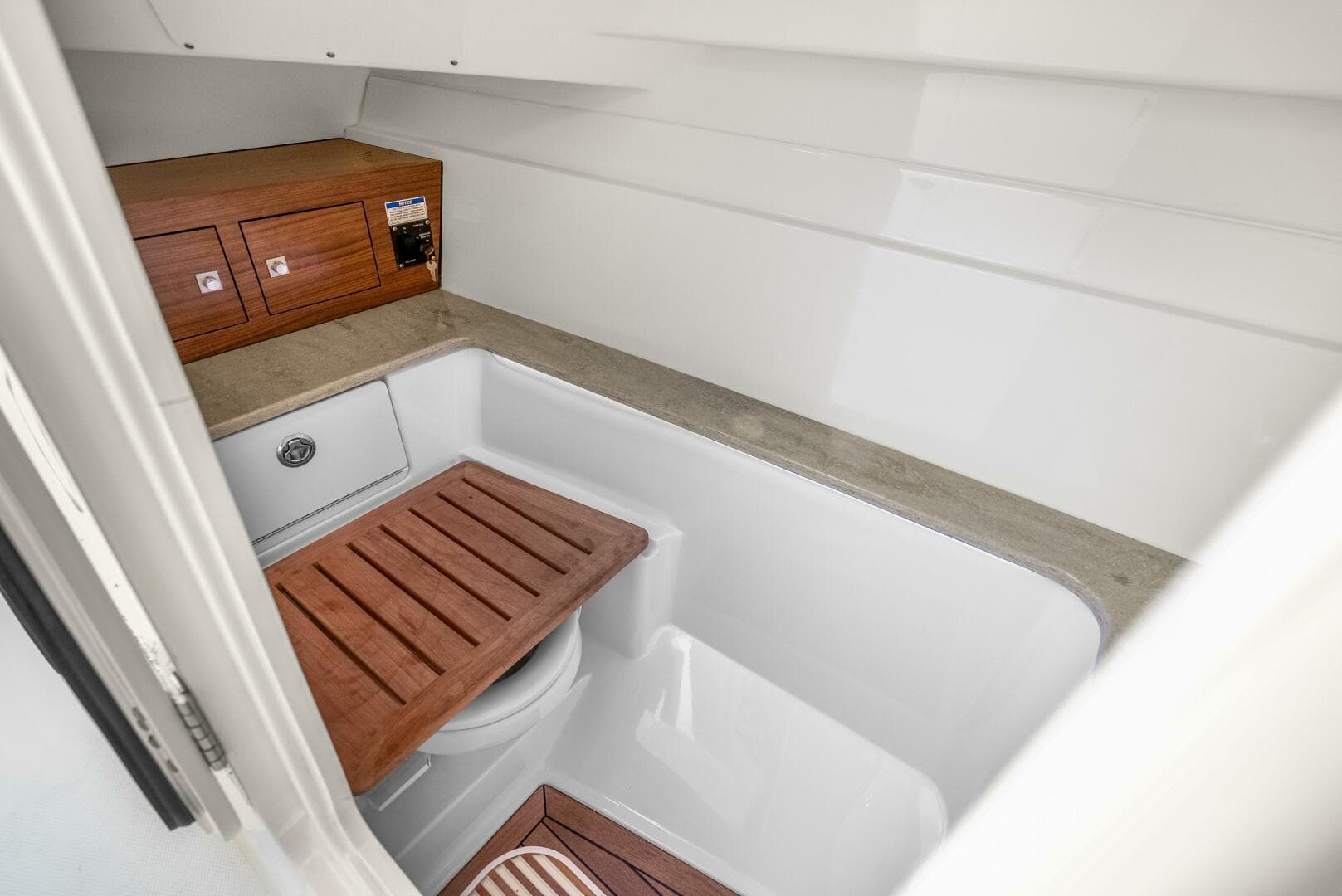 2018 Boston Whaler 320 Vantage — photo 53