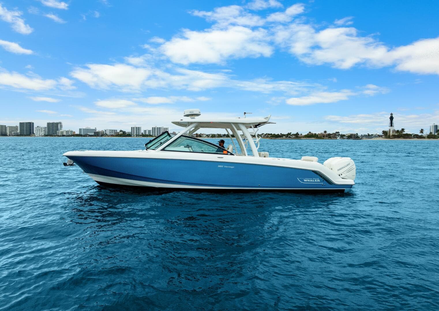 2018 Boston Whaler 320 Vantage — photo 7