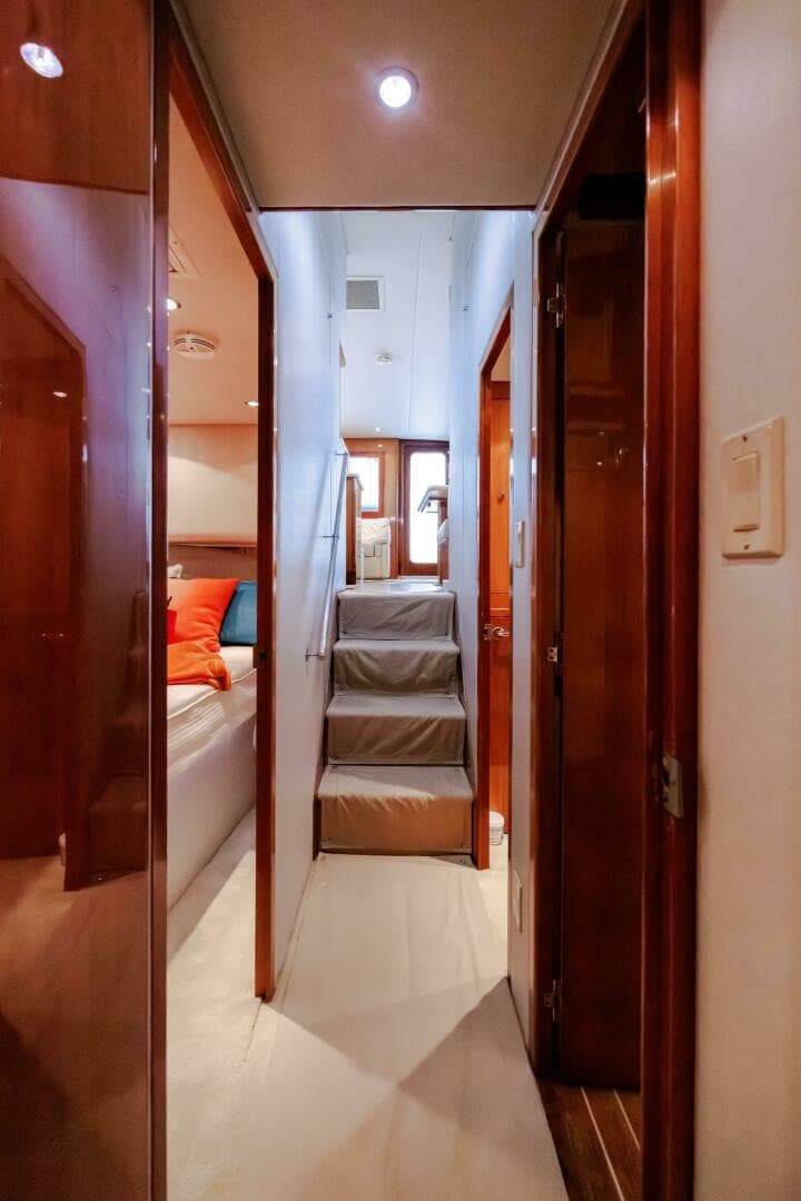 2005 Hatteras 50 Convertible — photo 38