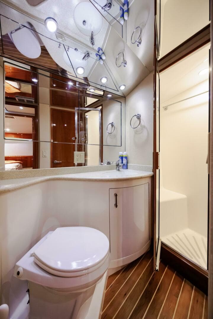 2005 Hatteras 50 Convertible — photo 30