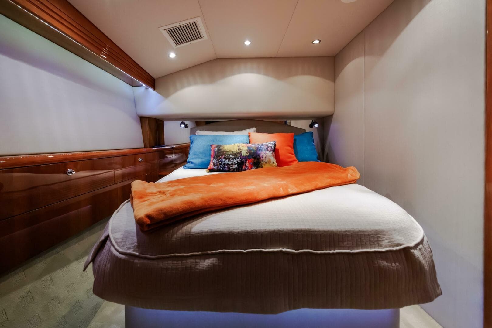 2005 Hatteras 50 Convertible — photo 32