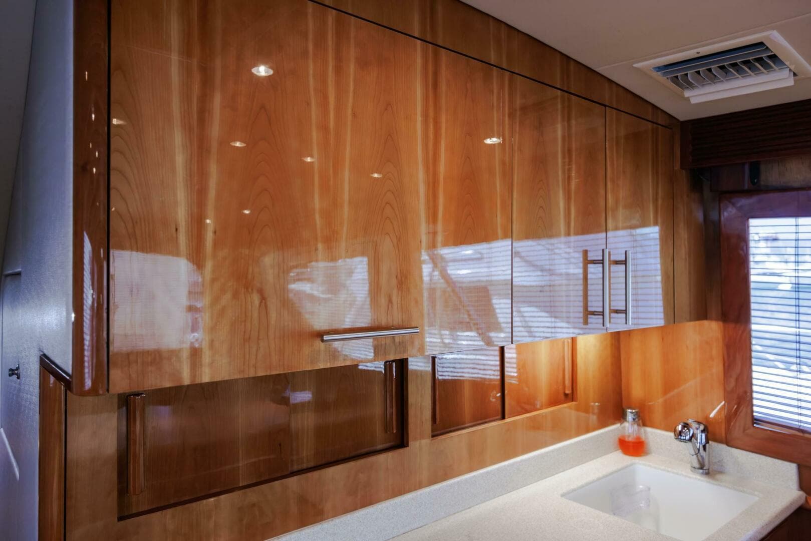 2005 Hatteras 50 Convertible — photo 26