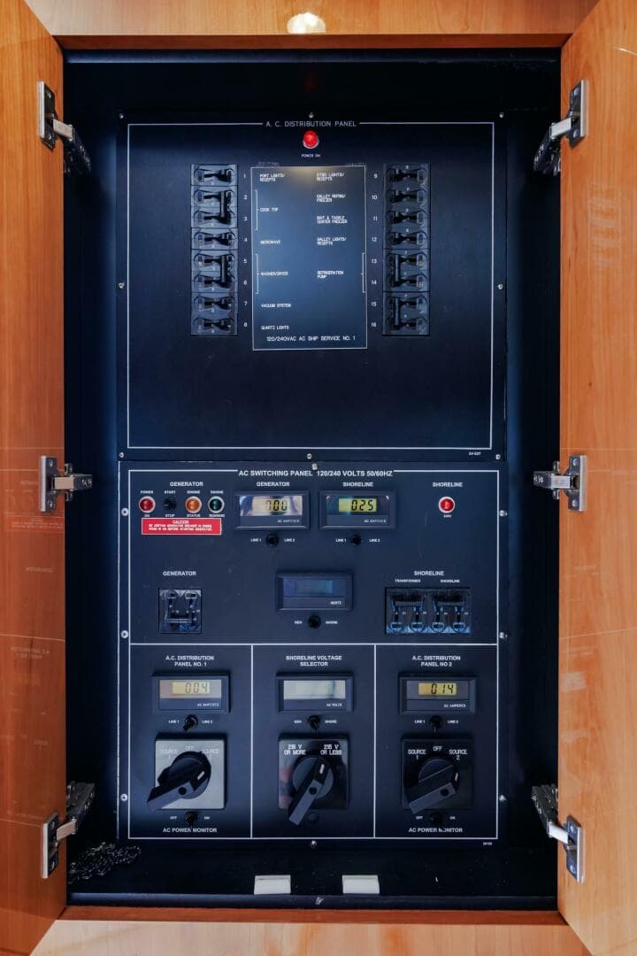 2005 Hatteras 50 Convertible — photo 27