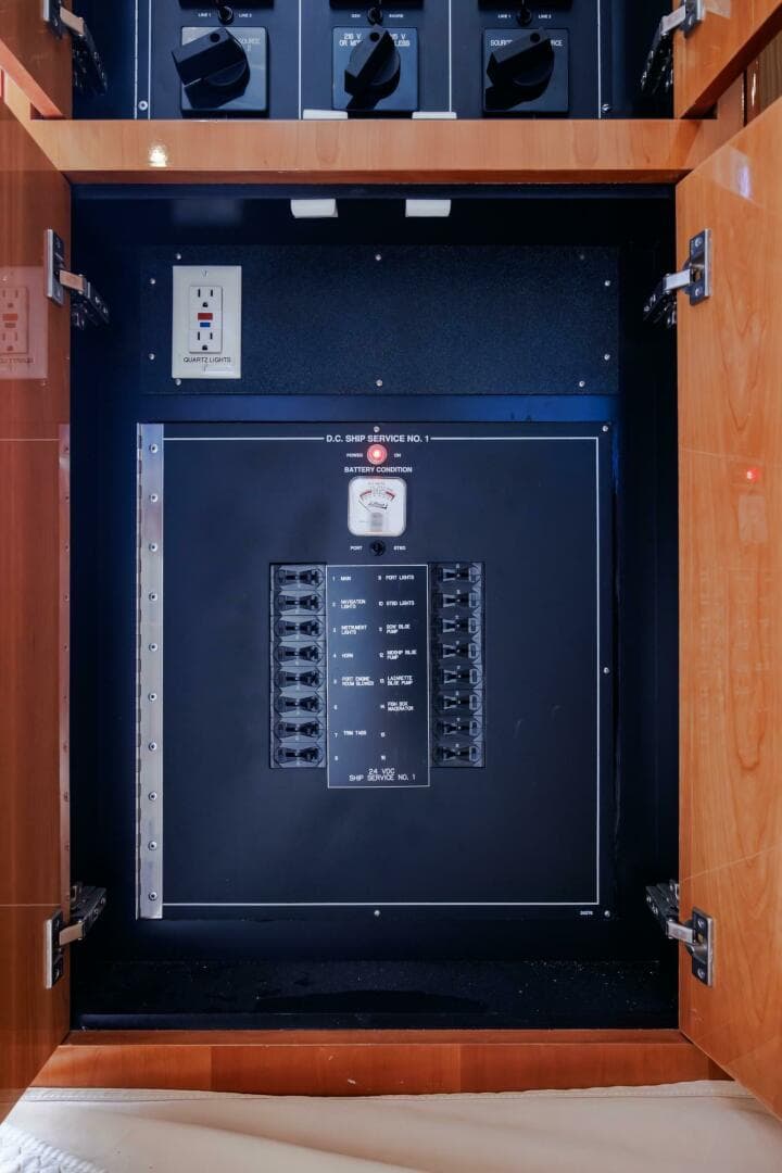 2005 Hatteras 50 Convertible — photo 28