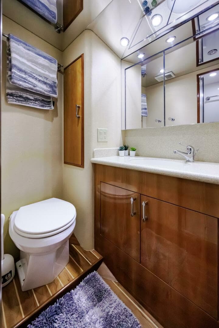 2005 Hatteras 50 Convertible — photo 36