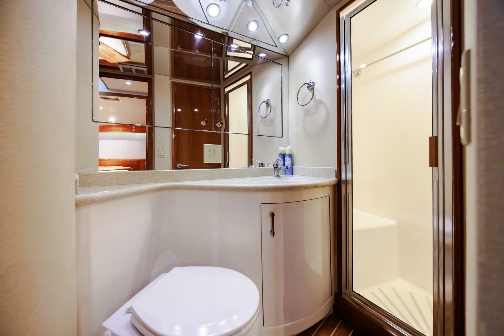 2005 Hatteras 50 Convertible — photo 31