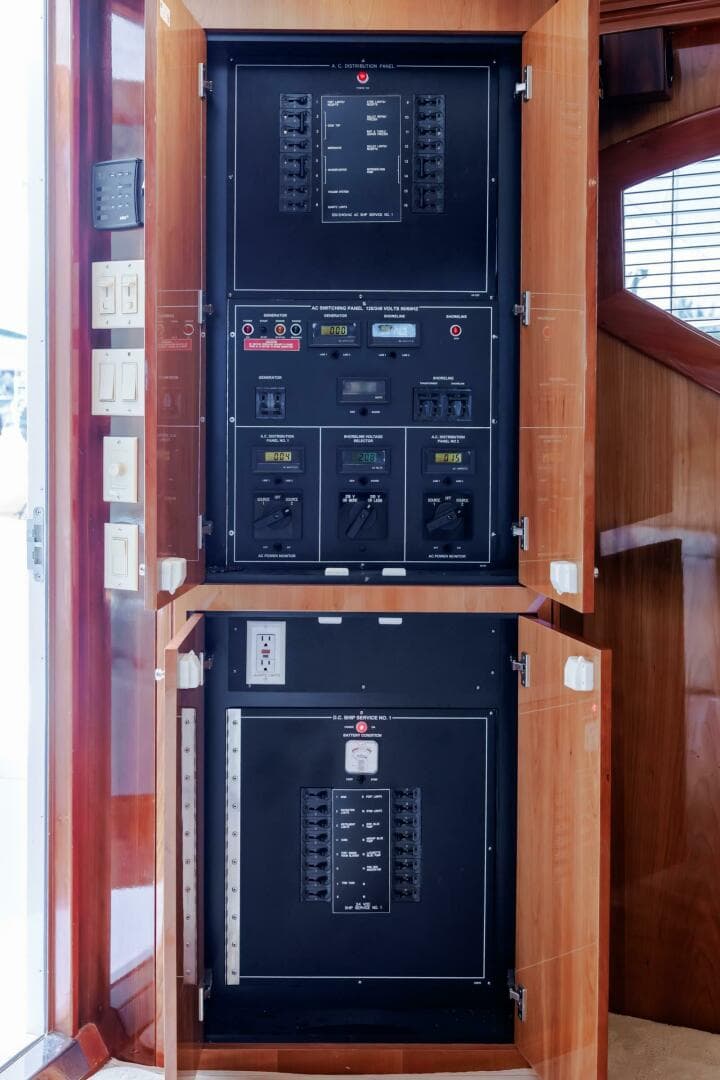 2005 Hatteras 50 Convertible — photo 29