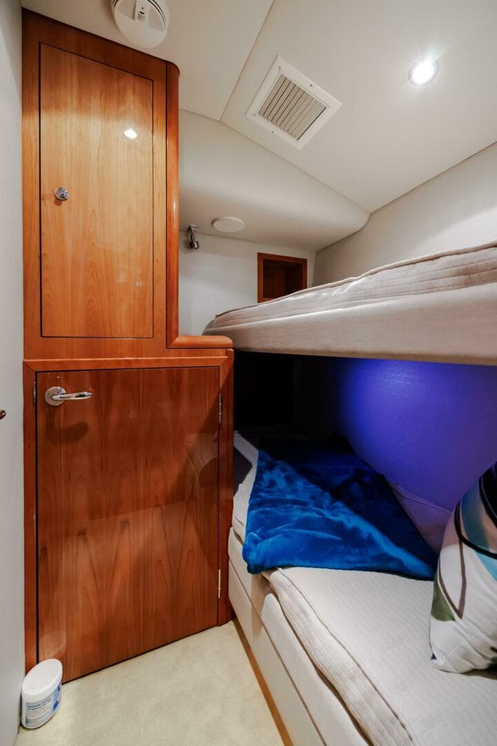 2005 Hatteras 50 Convertible — photo 46