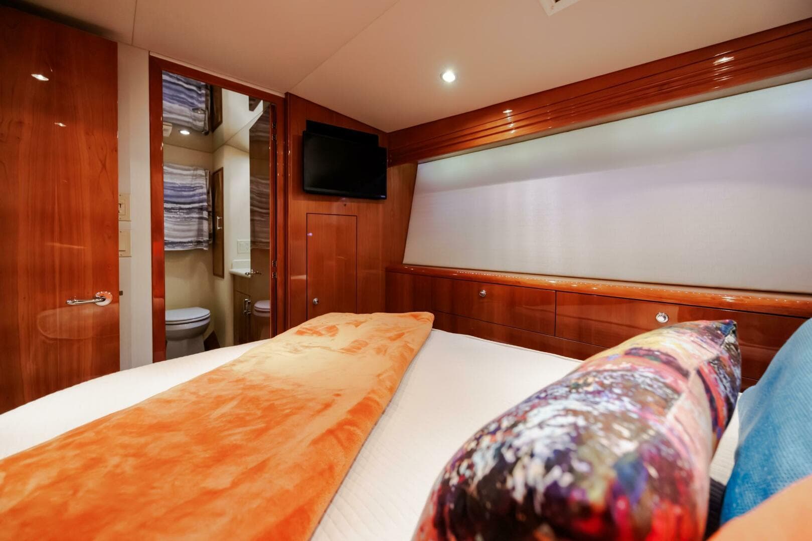 2005 Hatteras 50 Convertible — photo 35