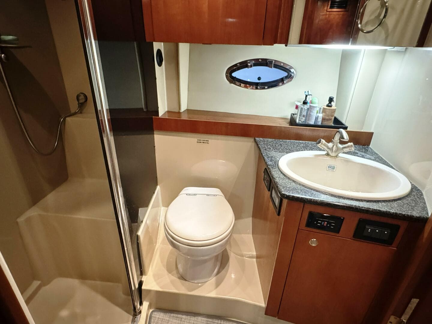 2005 Cruisers Yachts 420 Express — photo 25