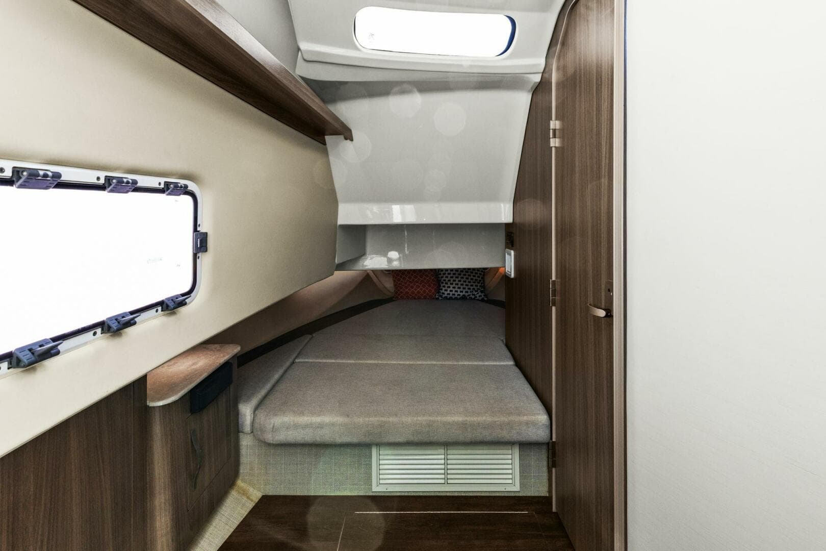 2020 Regal 33 Sav — photo 53