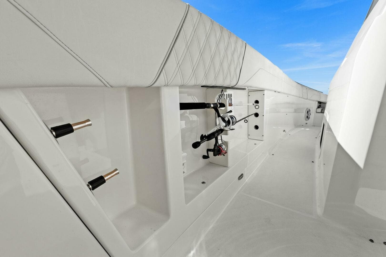 2020 Regal 33 Sav — photo 31