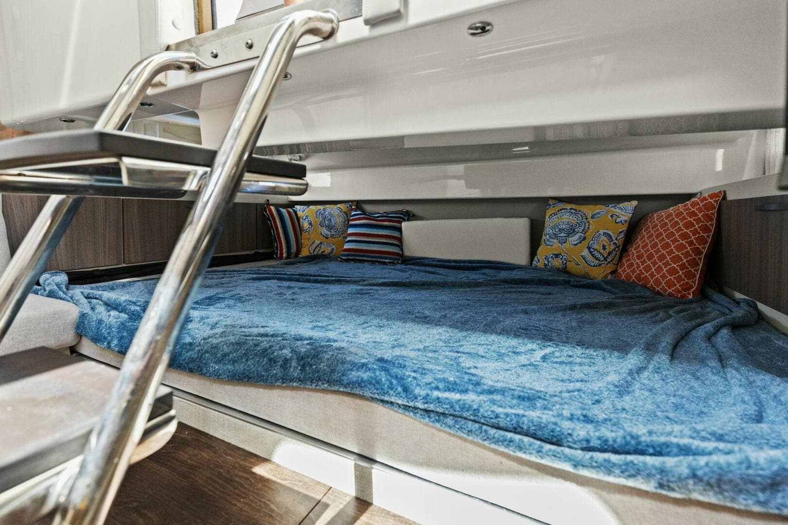 2020 Regal 33 Sav — photo 57