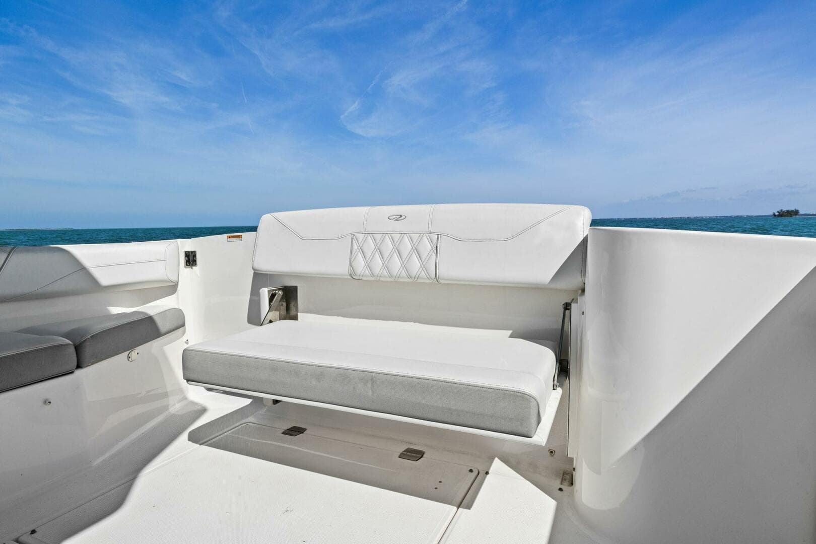 2020 Regal 33 Sav — photo 37