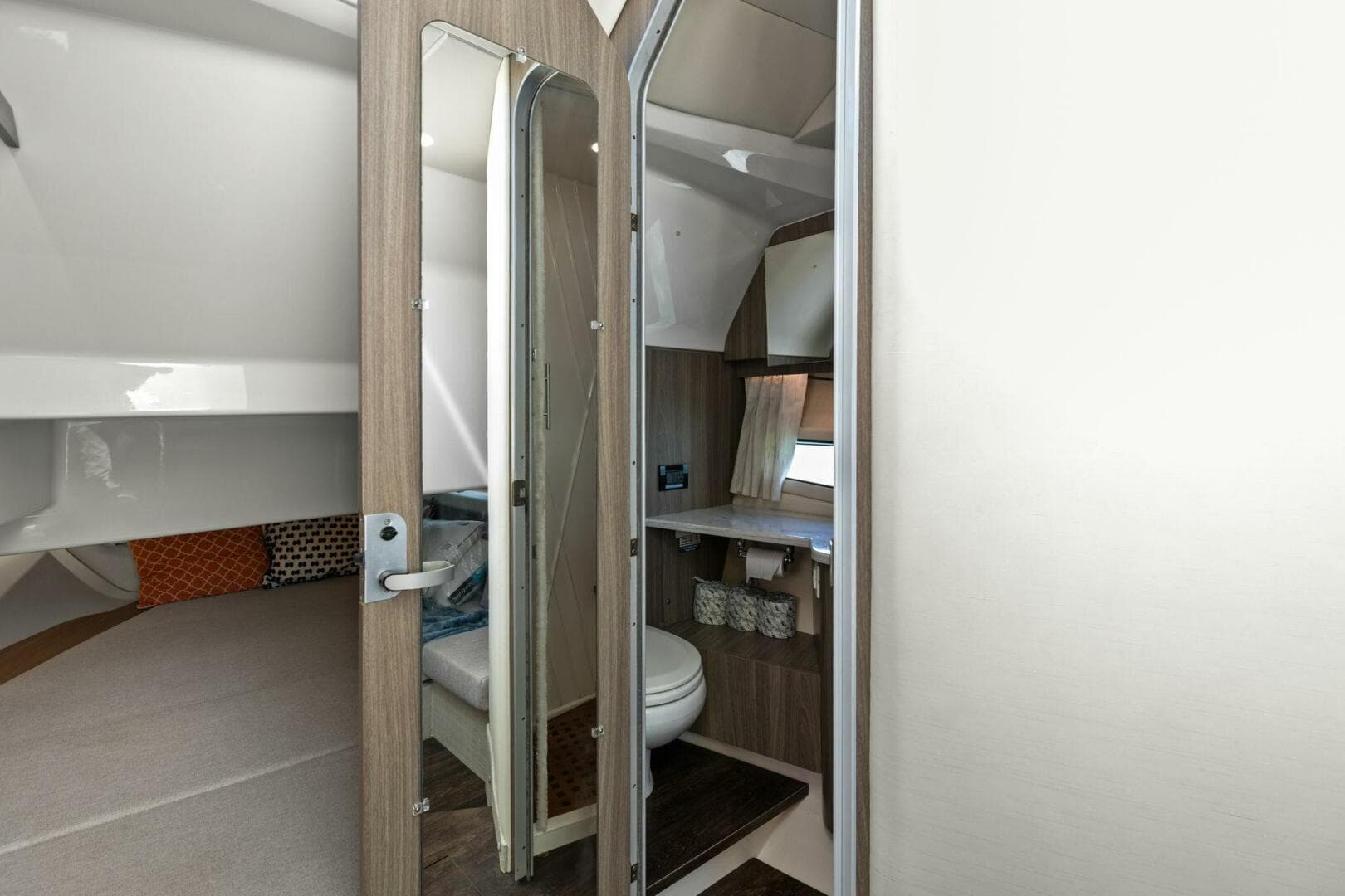 2020 Regal 33 Sav — photo 50