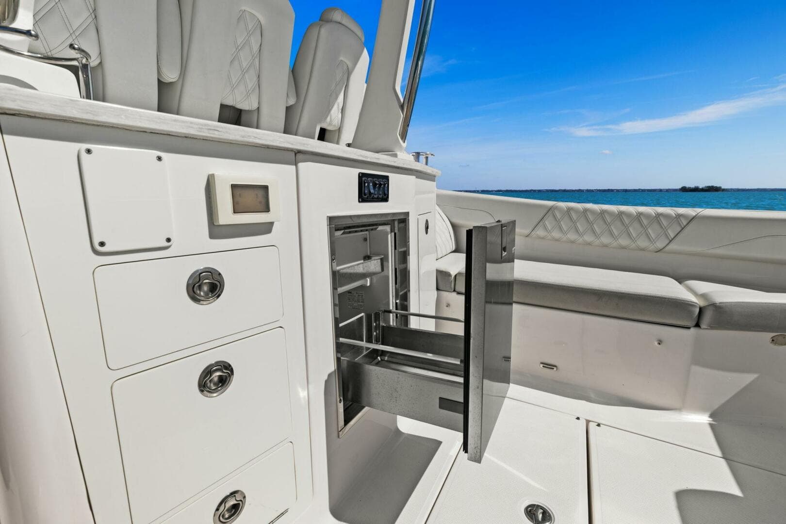 2020 Regal 33 Sav — photo 42