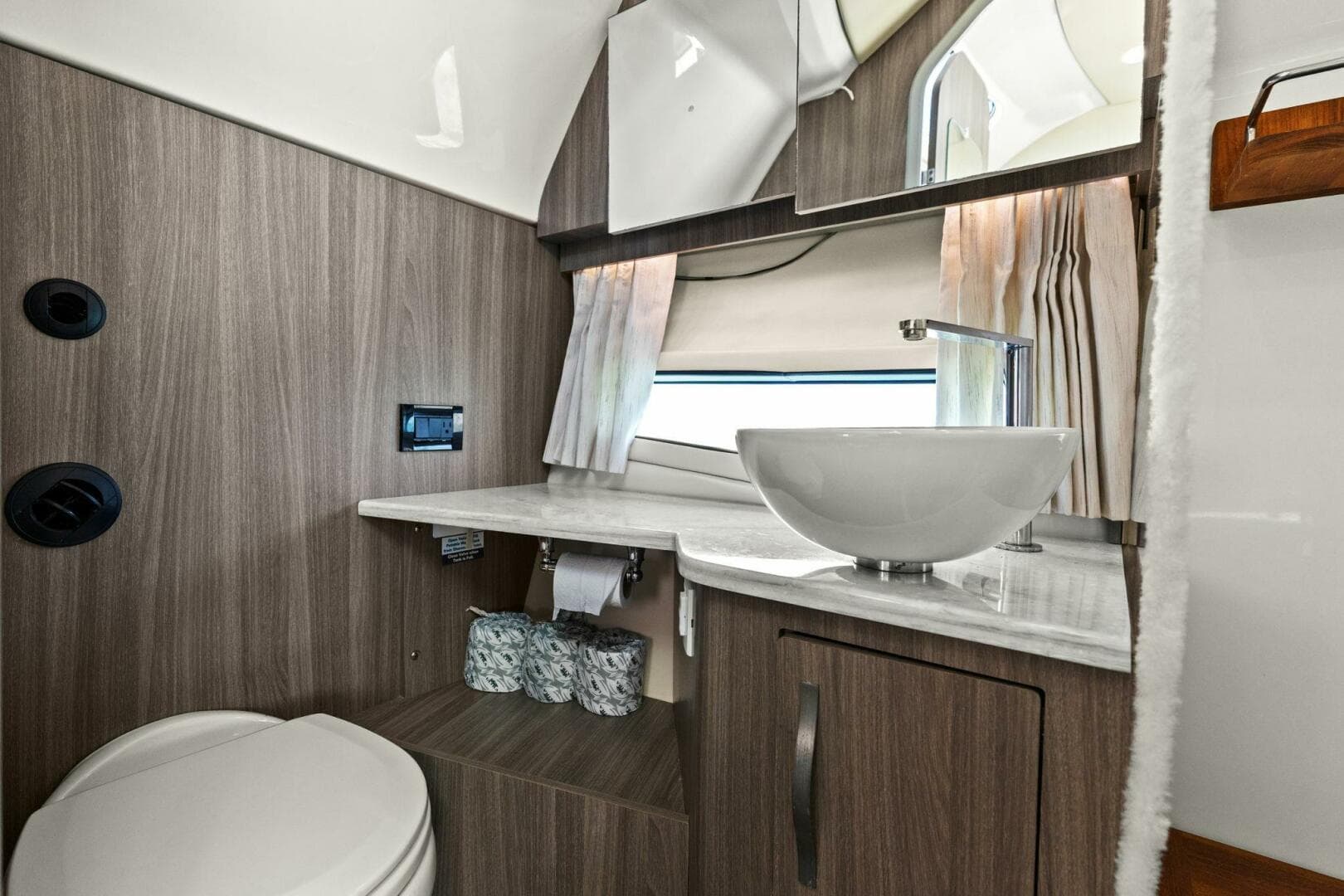 2020 Regal 33 Sav — photo 51