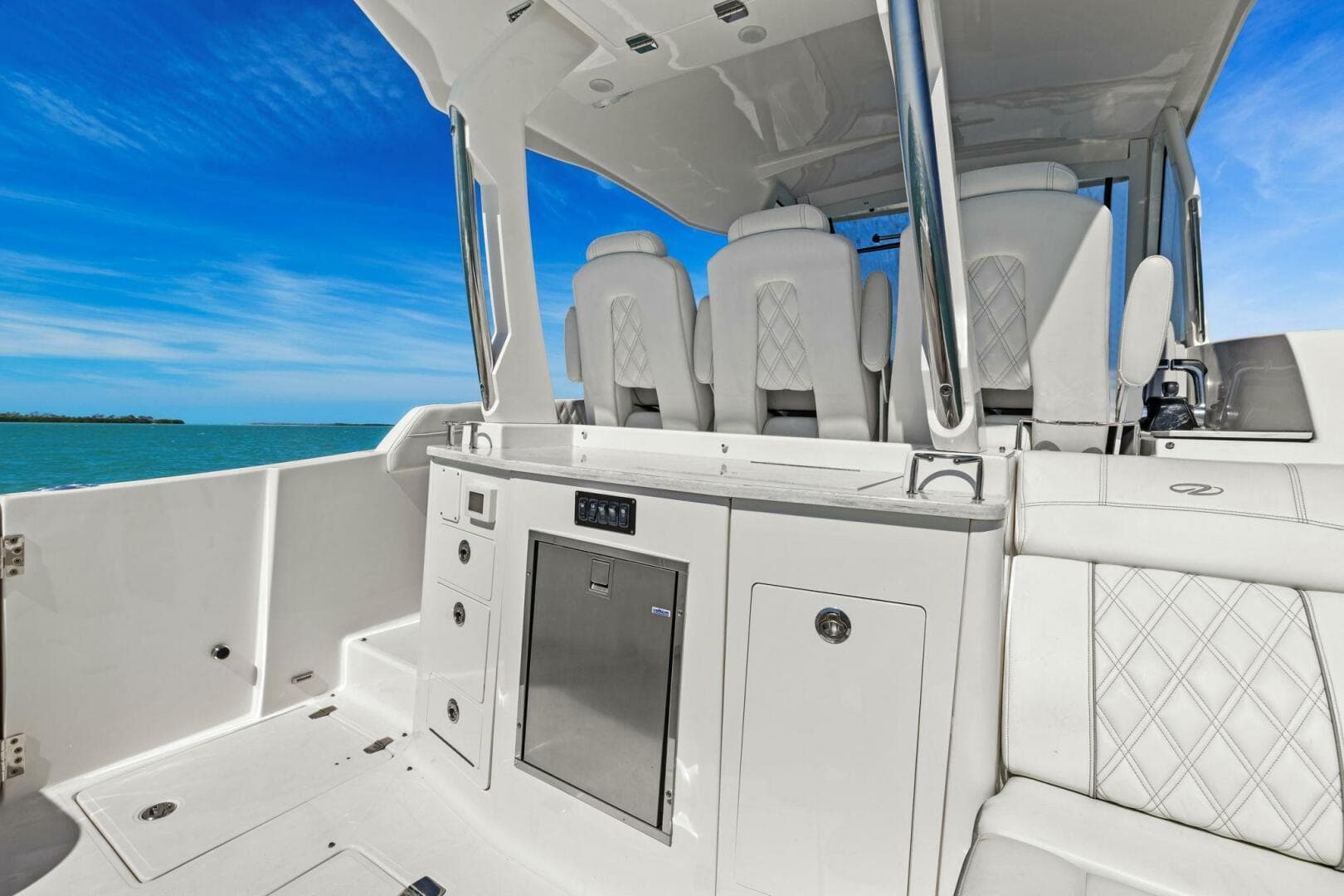 2020 Regal 33 Sav — photo 41