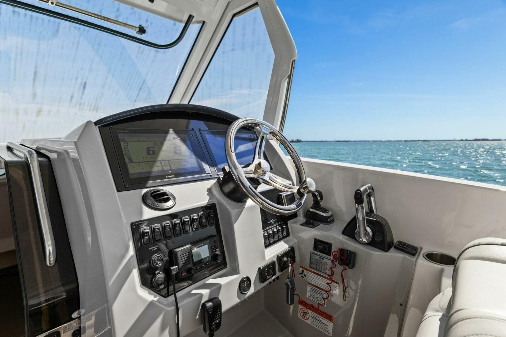 2020 Regal 33 Sav — photo 46