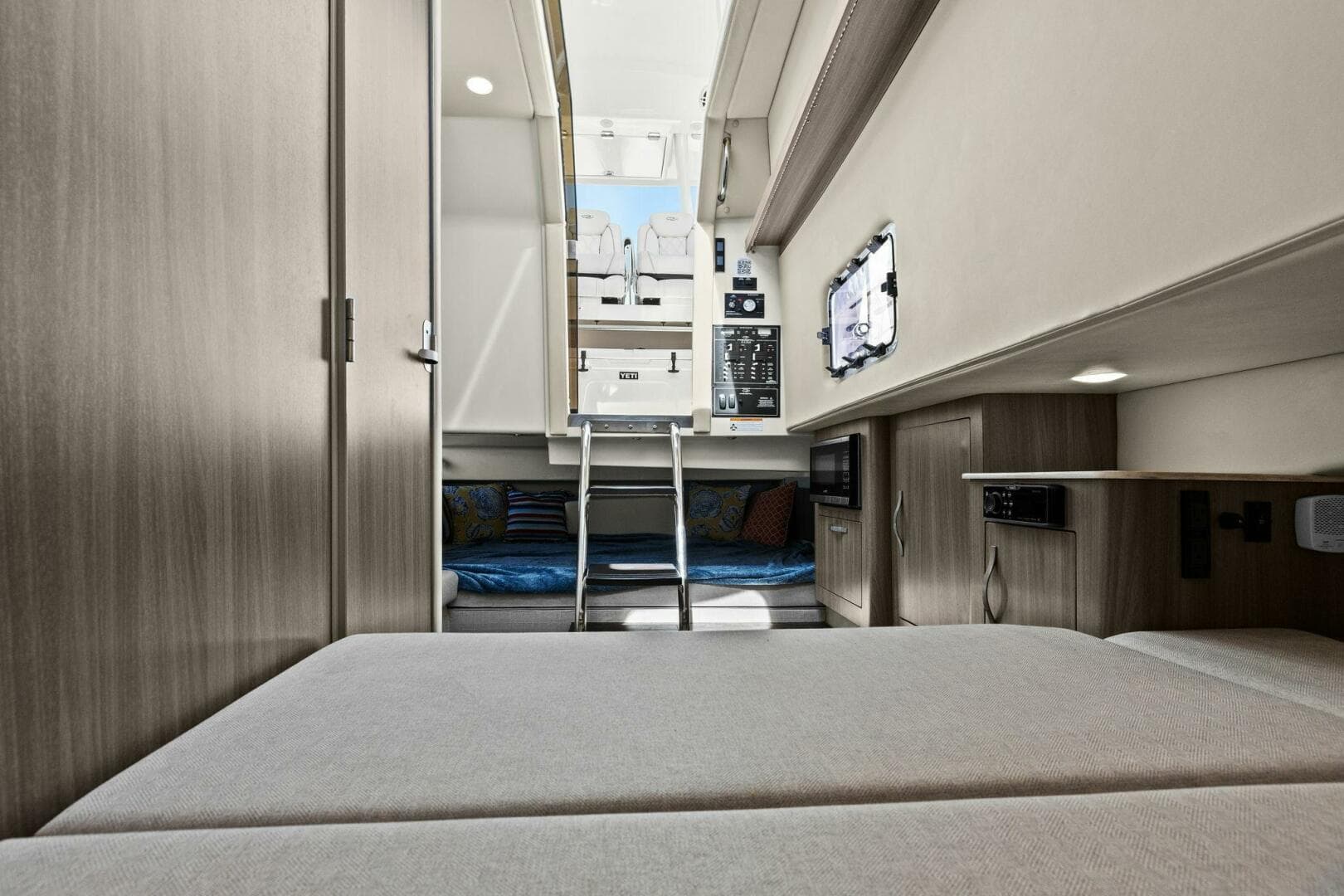 2020 Regal 33 Sav — photo 58