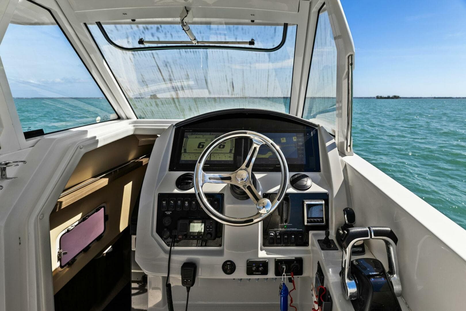 2020 Regal 33 Sav — photo 48