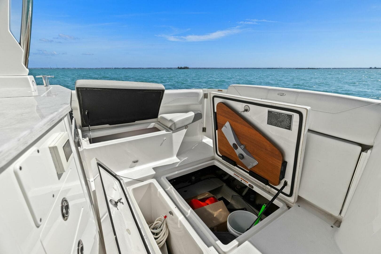 2020 Regal 33 Sav — photo 39