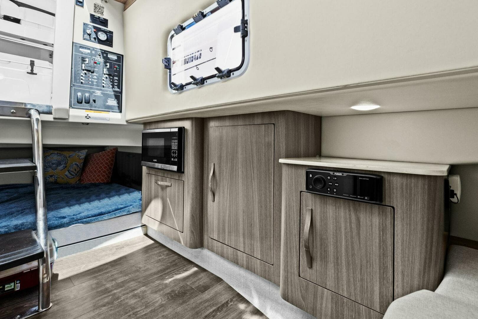 2020 Regal 33 Sav — photo 55